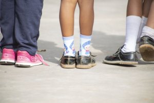 Kinderfuesse in Schuhen divers - piqsels.de